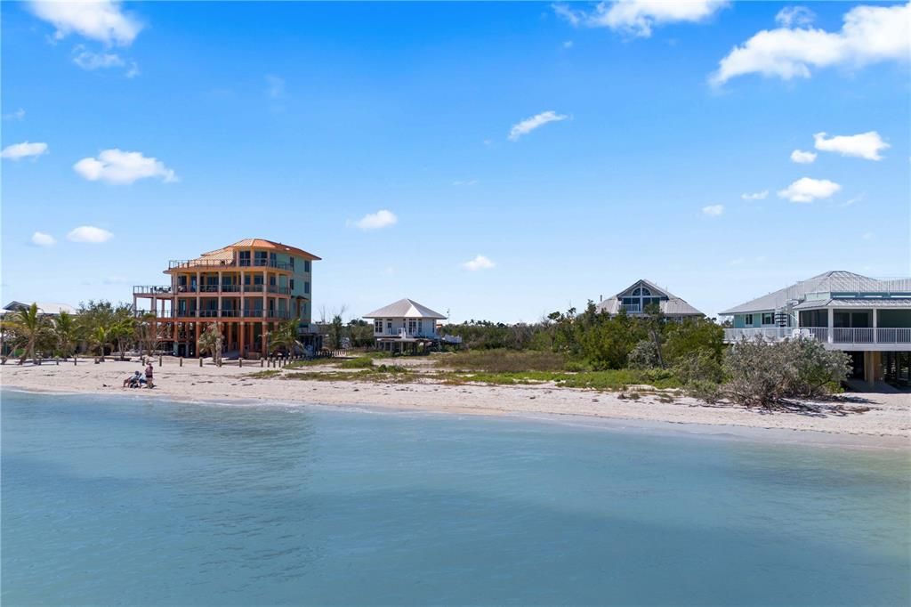 En Venta: $3,499,900 (0.85 acres)