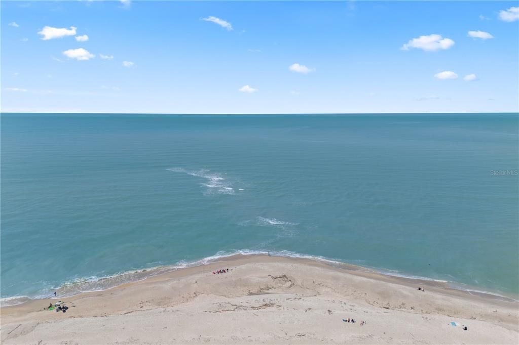 En Venta: $3,499,900 (0.85 acres)