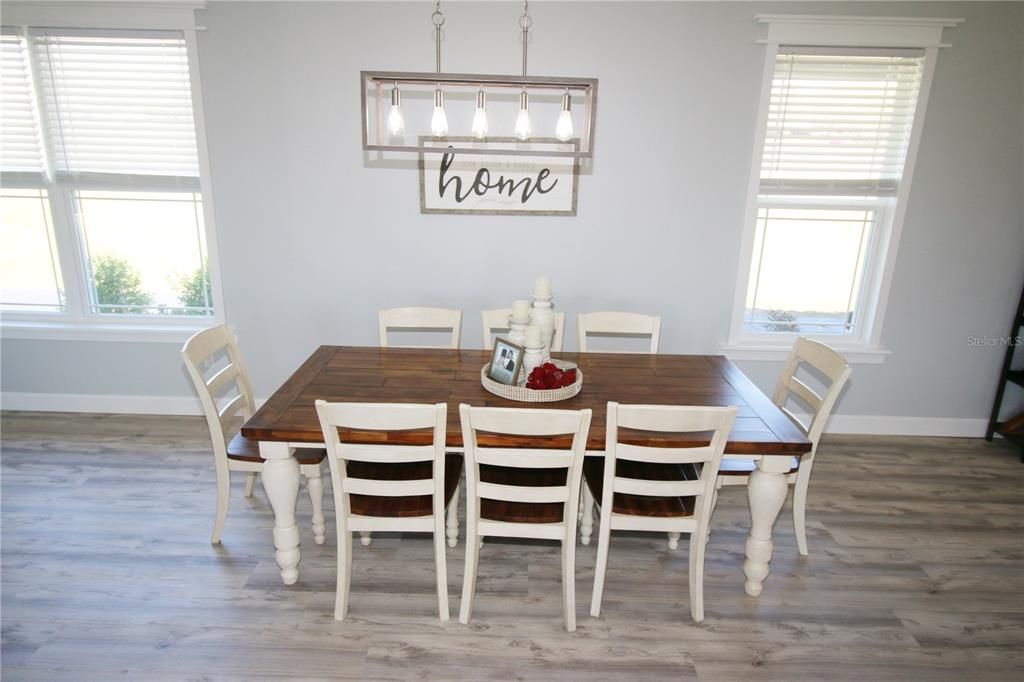 Под контрактом: $875,000 (3 спален, 3 ванн, 2864 Квадратных фут)