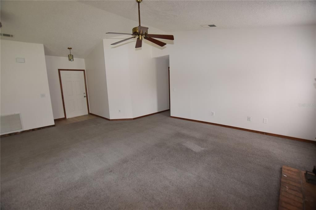 For Rent: $1,800 (3 beds, 2 baths, 1255 Square Feet)