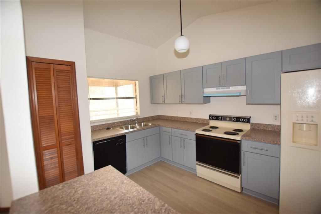 For Rent: $1,800 (3 beds, 2 baths, 1255 Square Feet)