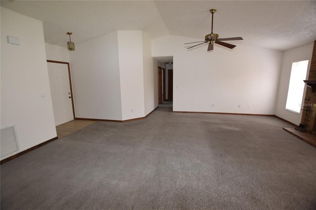 For Rent: $1,800 (3 beds, 2 baths, 1255 Square Feet)