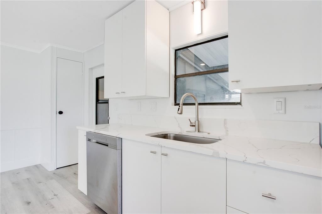 待售: $120,000 (2 贝兹, 2 浴室, 989 平方英尺)