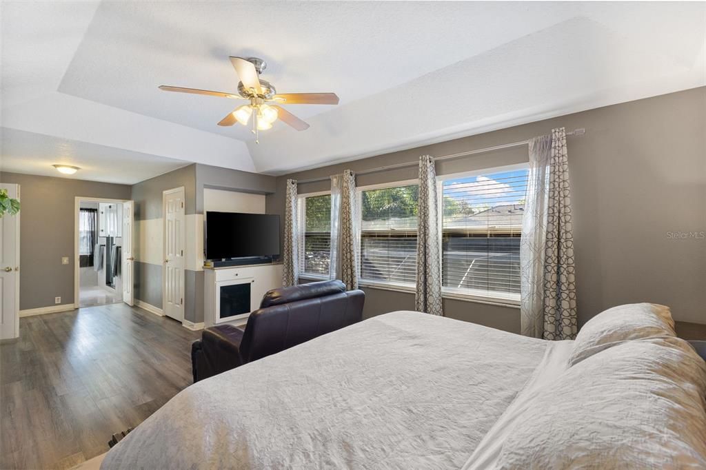 合同活跃: $699,990 (5 贝兹, 4 浴室, 3242 平方英尺)