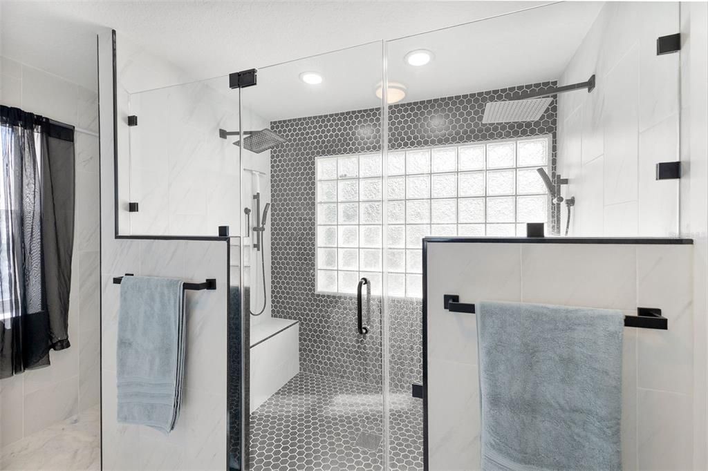 合同活跃: $699,990 (5 贝兹, 4 浴室, 3242 平方英尺)