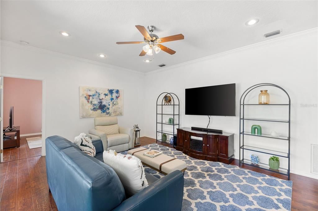 合同活跃: $699,990 (5 贝兹, 4 浴室, 3242 平方英尺)