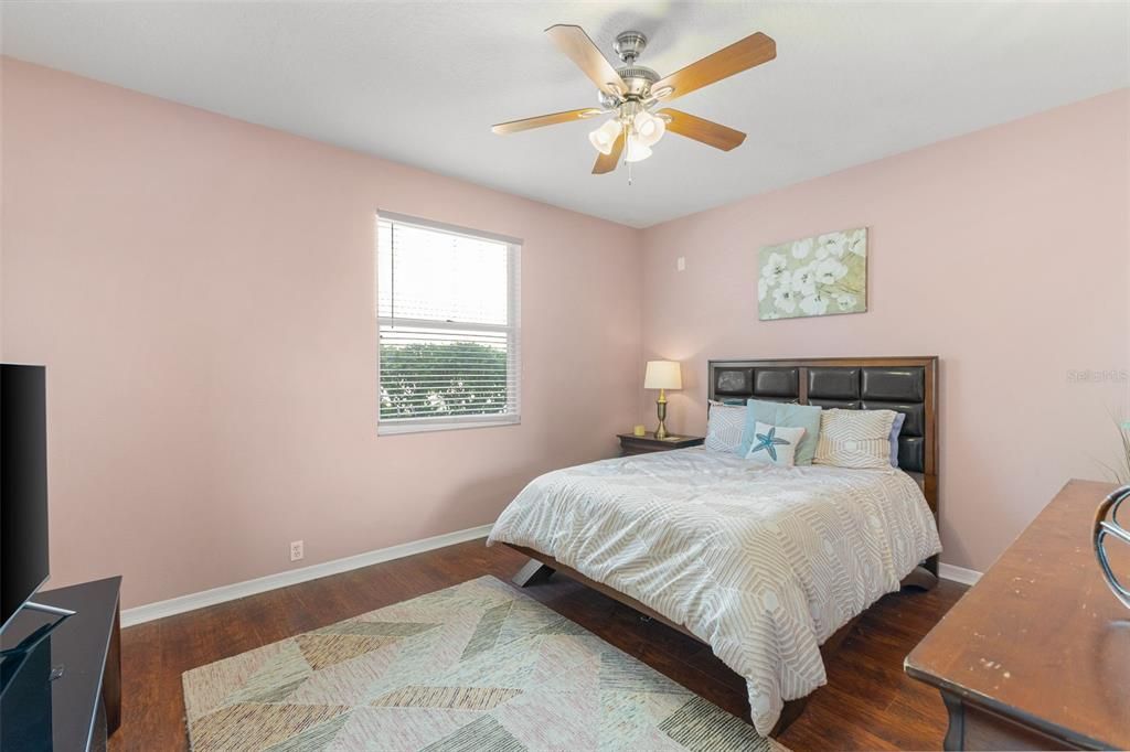 合同活跃: $699,990 (5 贝兹, 4 浴室, 3242 平方英尺)