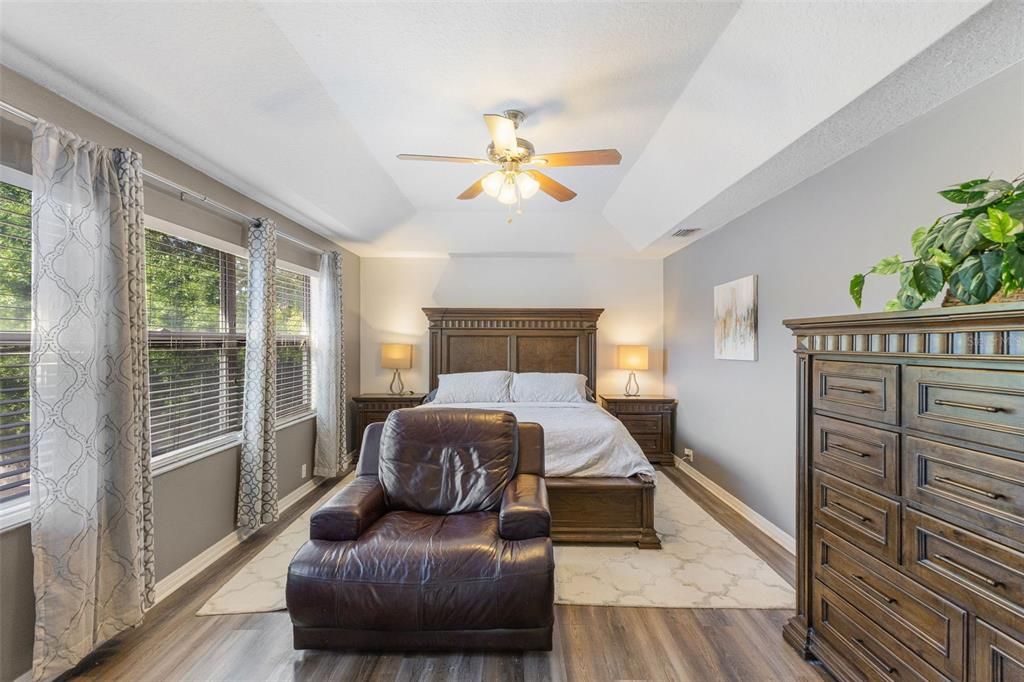 合同活跃: $699,990 (5 贝兹, 4 浴室, 3242 平方英尺)