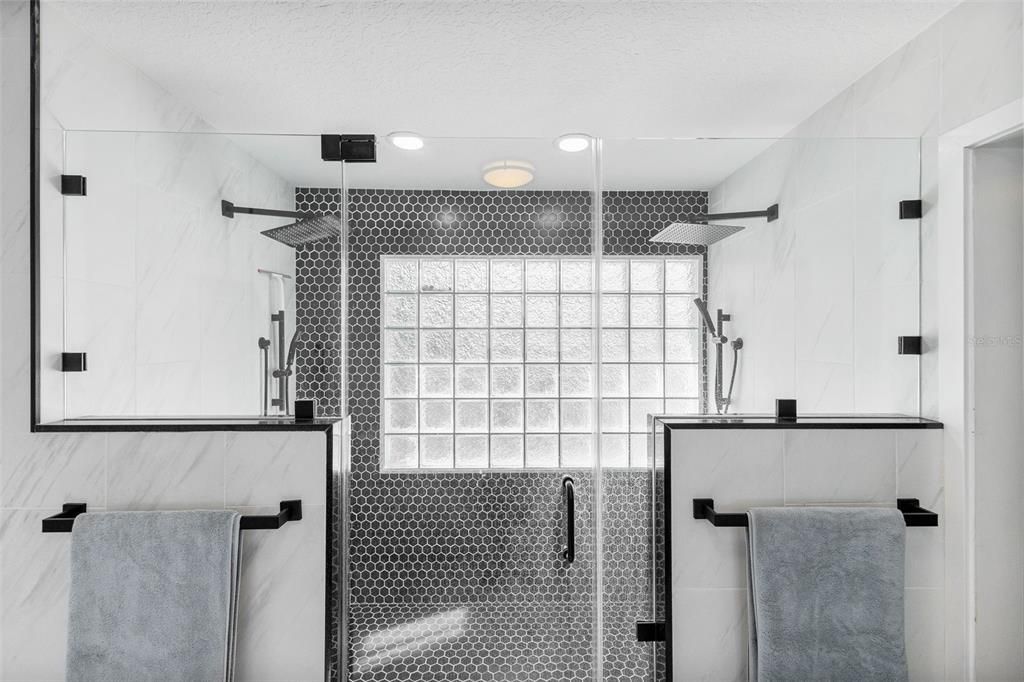 合同活跃: $699,990 (5 贝兹, 4 浴室, 3242 平方英尺)