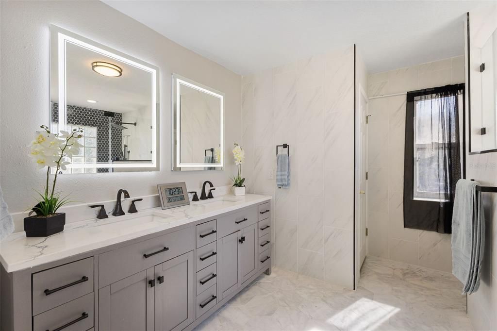 合同活跃: $699,990 (5 贝兹, 4 浴室, 3242 平方英尺)