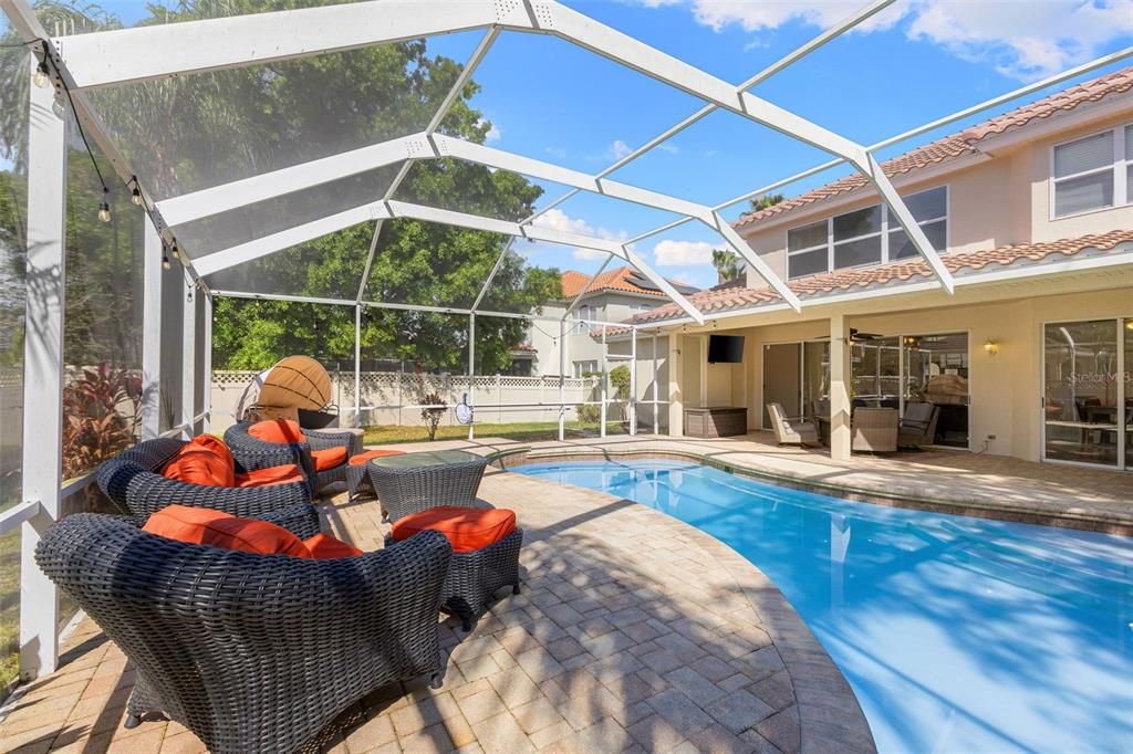 合同活跃: $699,990 (5 贝兹, 4 浴室, 3242 平方英尺)