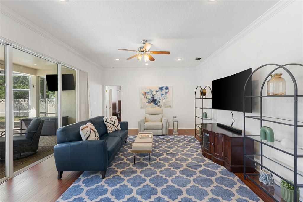 合同活跃: $699,990 (5 贝兹, 4 浴室, 3242 平方英尺)