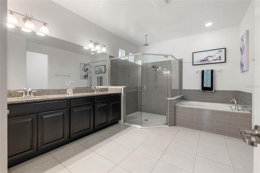 Activo con contrato: $1,063,750 (5 camas, 4 baños, 4475 Pies cuadrados)