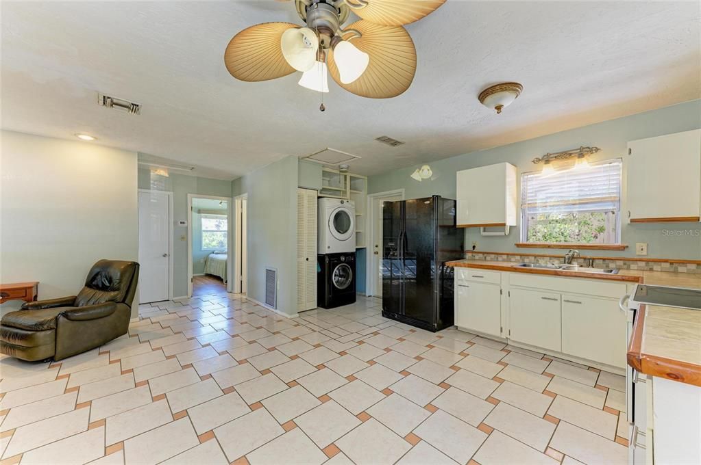 For Sale: $263,000 (2 beds, 1 baths, 720 Square Feet)