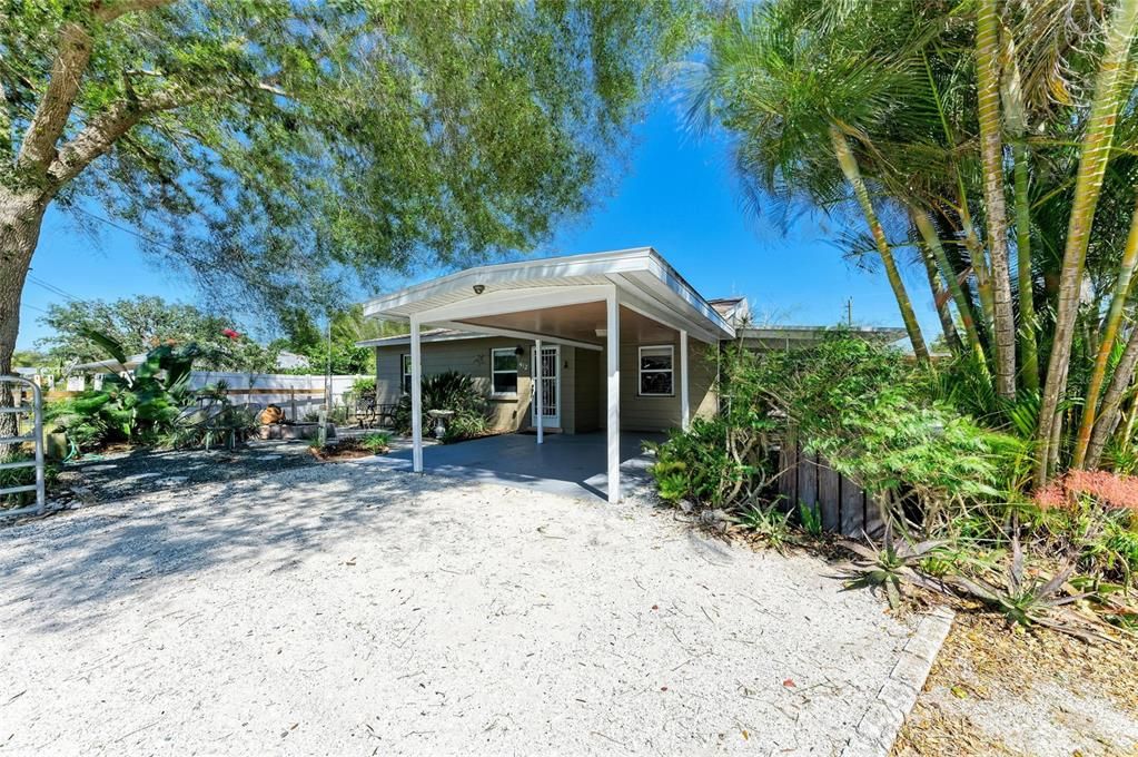 For Sale: $263,000 (2 beds, 1 baths, 720 Square Feet)