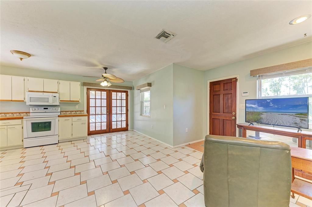 For Sale: $263,000 (2 beds, 1 baths, 720 Square Feet)