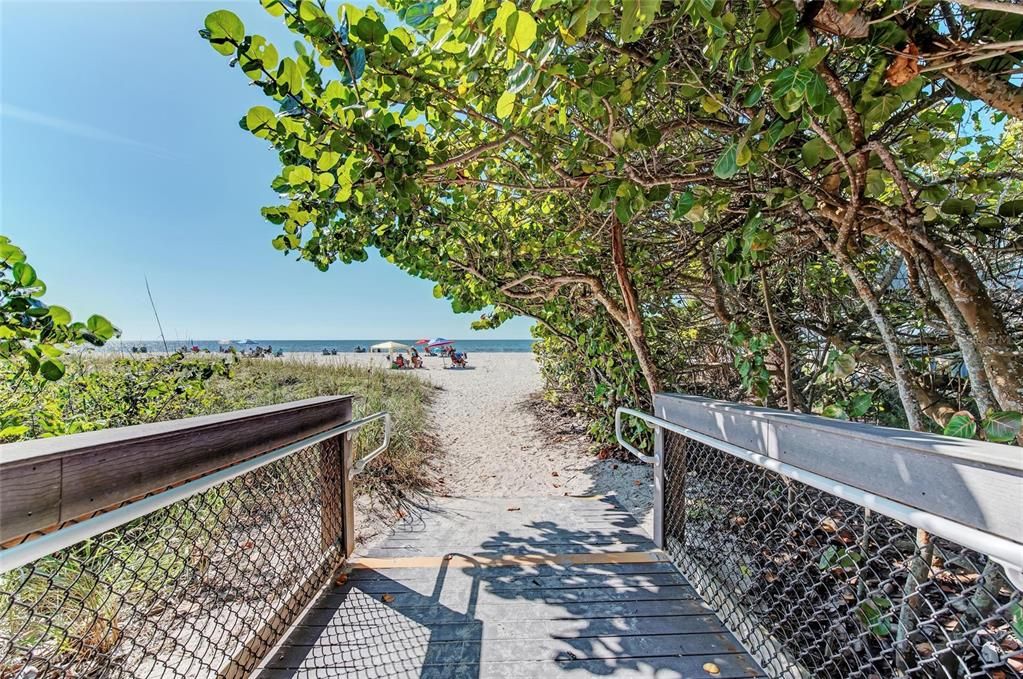 For Sale: $263,000 (2 beds, 1 baths, 720 Square Feet)