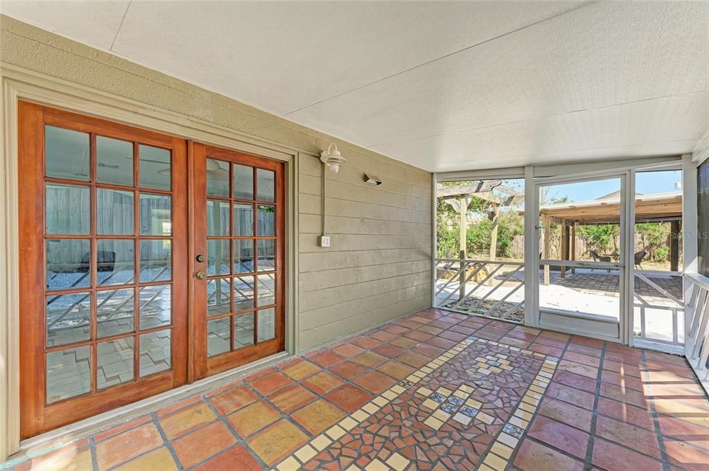 For Sale: $263,000 (2 beds, 1 baths, 720 Square Feet)