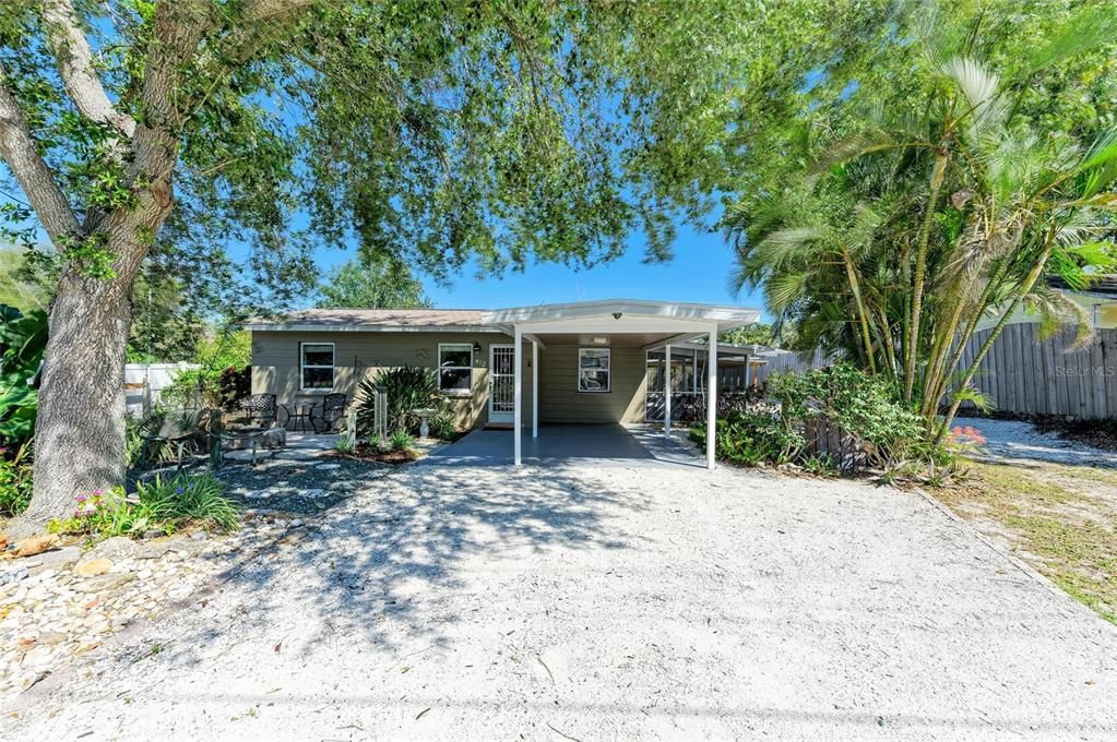 For Sale: $263,000 (2 beds, 1 baths, 720 Square Feet)