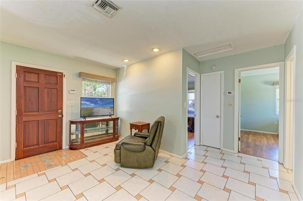 For Sale: $263,000 (2 beds, 1 baths, 720 Square Feet)