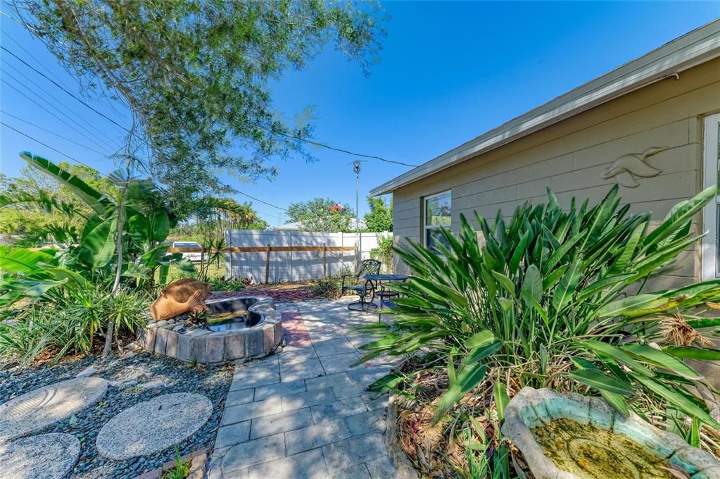 For Sale: $263,000 (2 beds, 1 baths, 720 Square Feet)