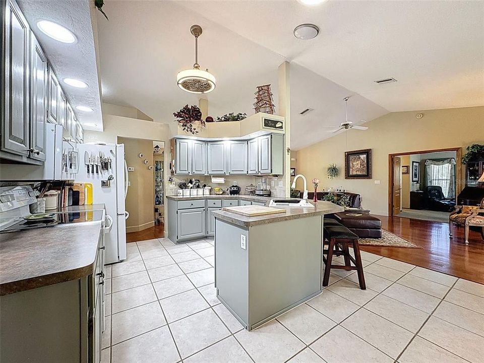 На продажу: $399,000 (3 спален, 2 ванн, 1781 Квадратных фут)