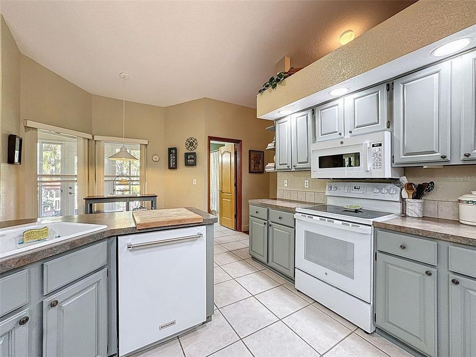 На продажу: $399,000 (3 спален, 2 ванн, 1781 Квадратных фут)