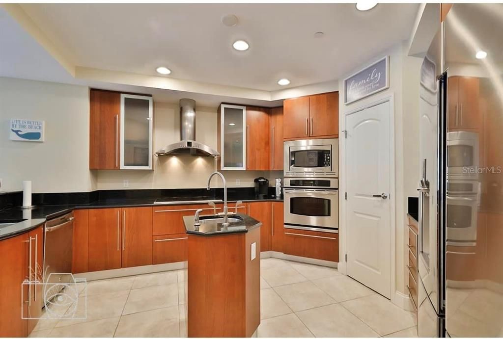 For Sale: $769,000 (2 beds, 2 baths, 2136 Square Feet)