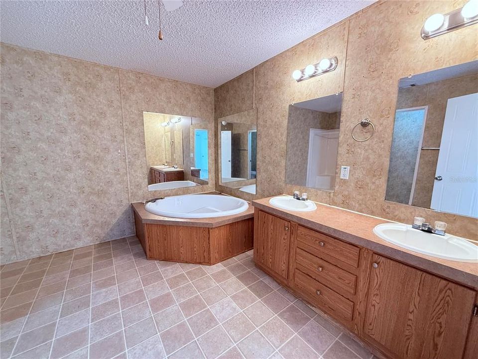 Под контрактом: $210,000 (4 спален, 2 ванн, 2152 Квадратных фут)