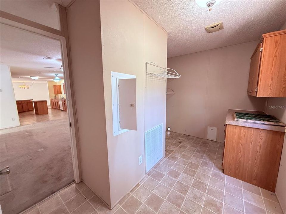 Под контрактом: $210,000 (4 спален, 2 ванн, 2152 Квадратных фут)