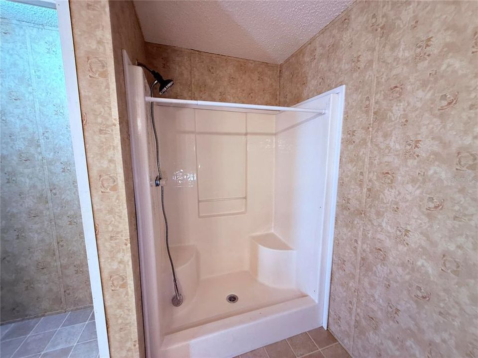 Под контрактом: $210,000 (4 спален, 2 ванн, 2152 Квадратных фут)