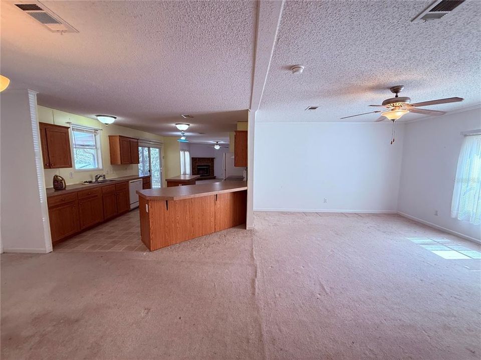 Под контрактом: $210,000 (4 спален, 2 ванн, 2152 Квадратных фут)