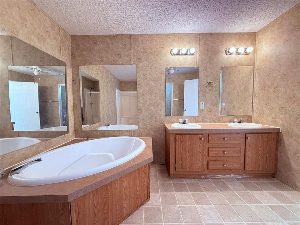 Под контрактом: $210,000 (4 спален, 2 ванн, 2152 Квадратных фут)