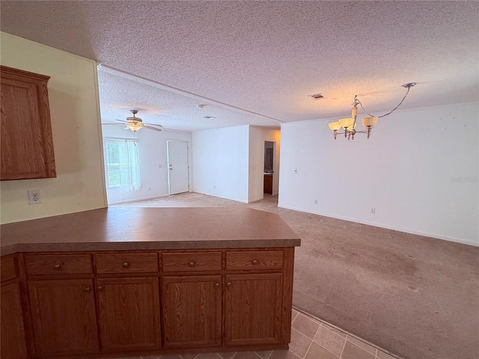 Под контрактом: $210,000 (4 спален, 2 ванн, 2152 Квадратных фут)