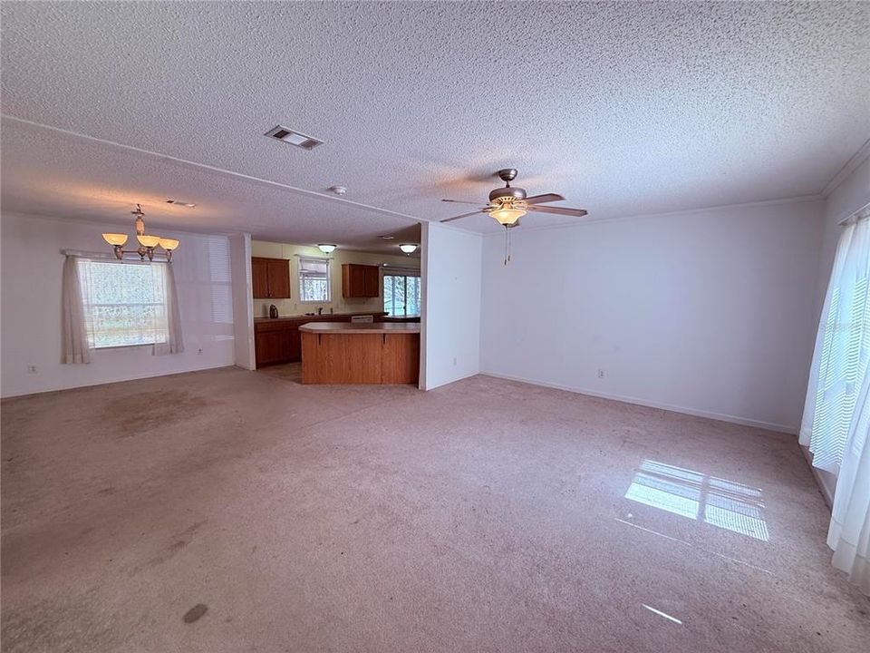 Под контрактом: $210,000 (4 спален, 2 ванн, 2152 Квадратных фут)