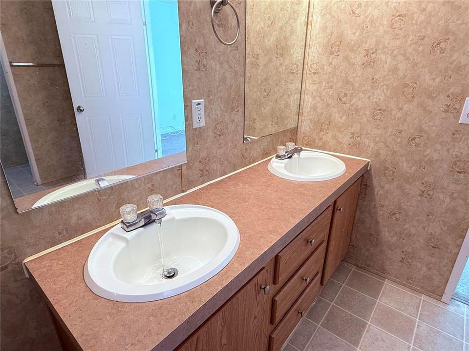 Под контрактом: $210,000 (4 спален, 2 ванн, 2152 Квадратных фут)