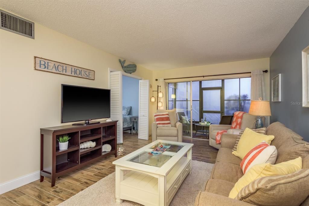 Под контрактом: $139,900 (2 спален, 1 ванн, 857 Квадратных фут)