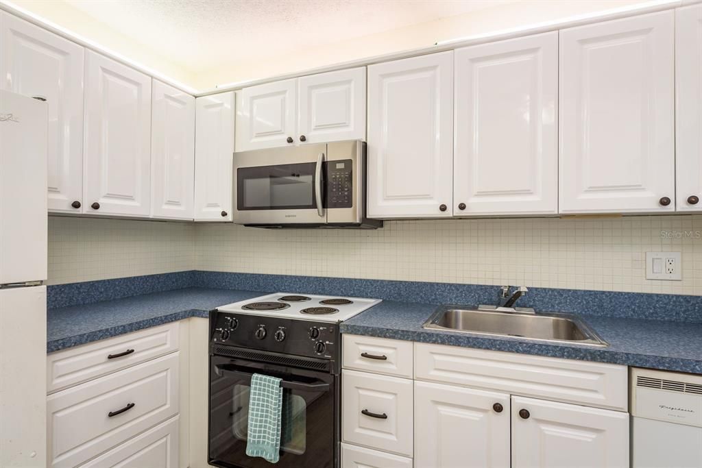 Под контрактом: $139,900 (2 спален, 1 ванн, 857 Квадратных фут)