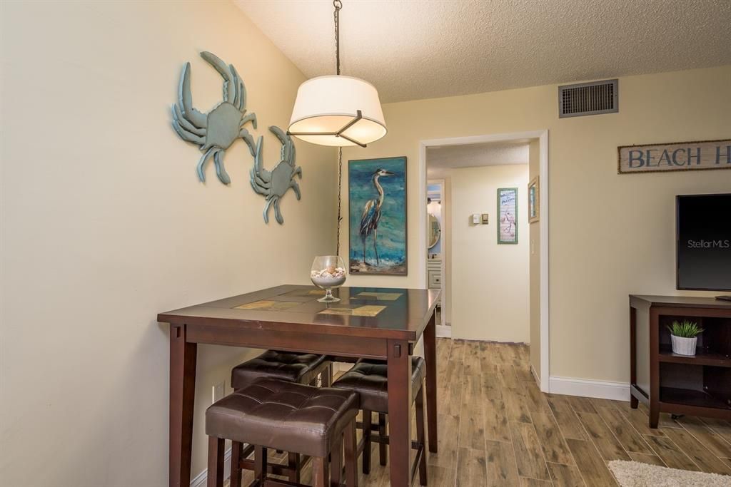 Под контрактом: $139,900 (2 спален, 1 ванн, 857 Квадратных фут)