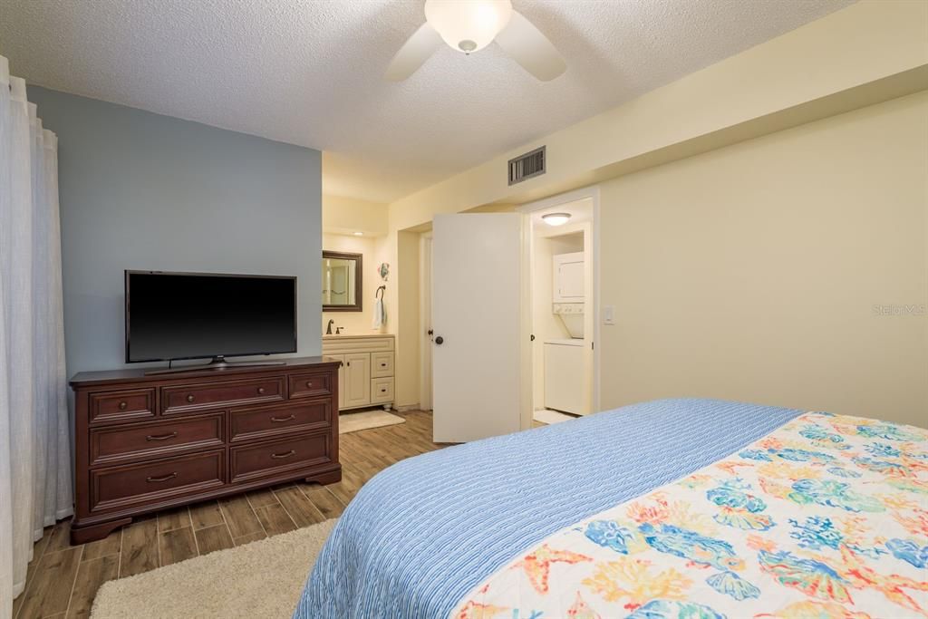 Под контрактом: $139,900 (2 спален, 1 ванн, 857 Квадратных фут)