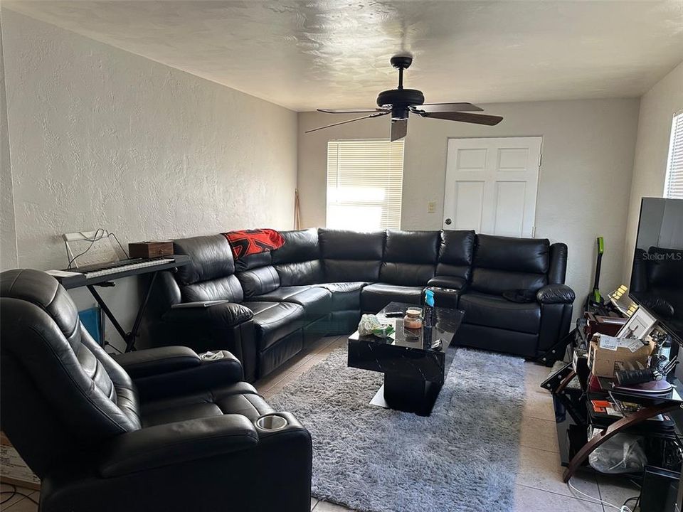 Под контрактом: $284,900 (4 спален, 3 ванн, 2103 Квадратных фут)