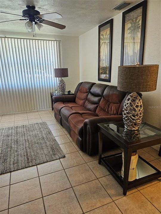 待售: $325,000 (2 贝兹, 1 浴室, 942 平方英尺)