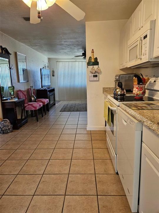 待售: $325,000 (2 贝兹, 1 浴室, 942 平方英尺)