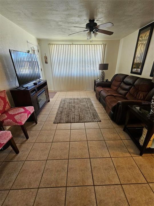 待售: $325,000 (2 贝兹, 1 浴室, 942 平方英尺)