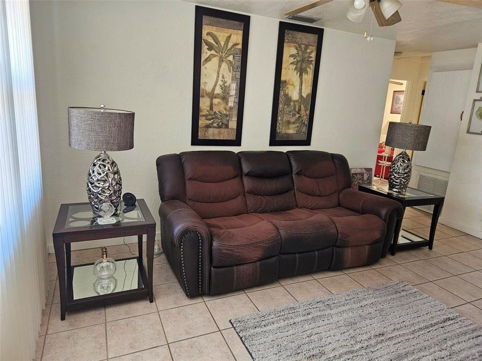 待售: $325,000 (2 贝兹, 1 浴室, 942 平方英尺)