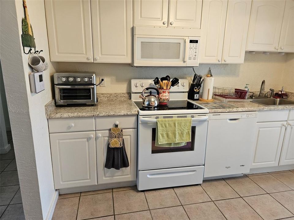 待售: $325,000 (2 贝兹, 1 浴室, 942 平方英尺)