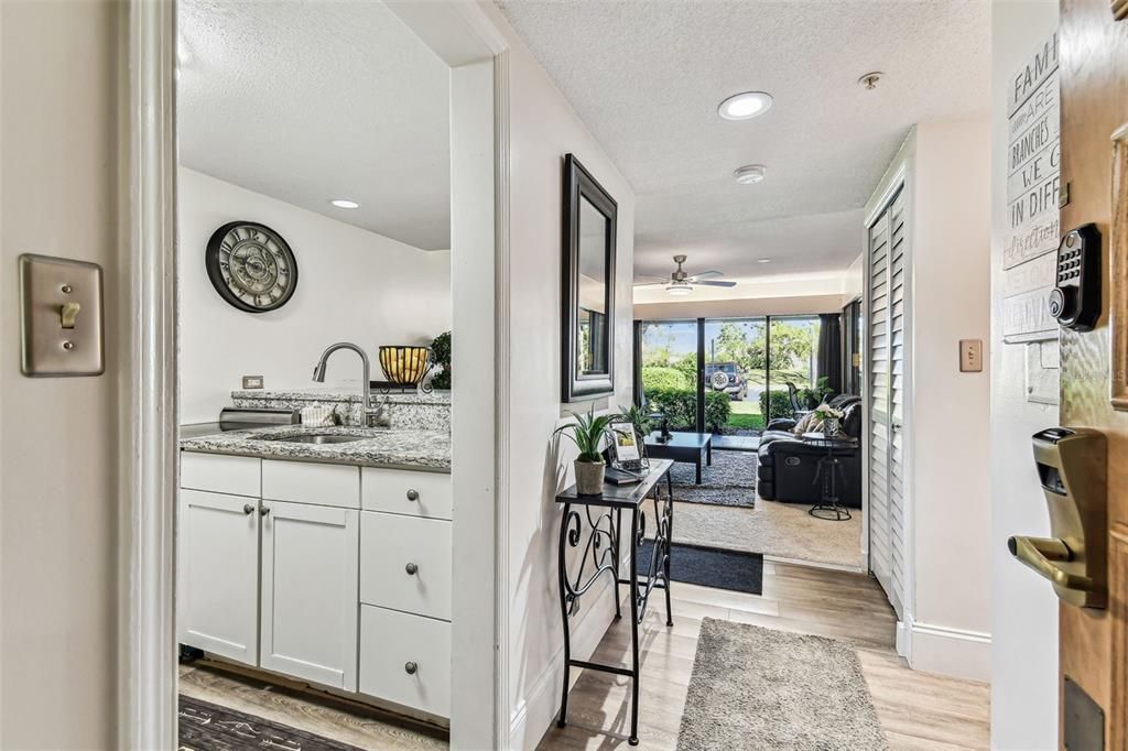 For Sale: $215,000 (1 beds, 1 baths, 610 Square Feet)