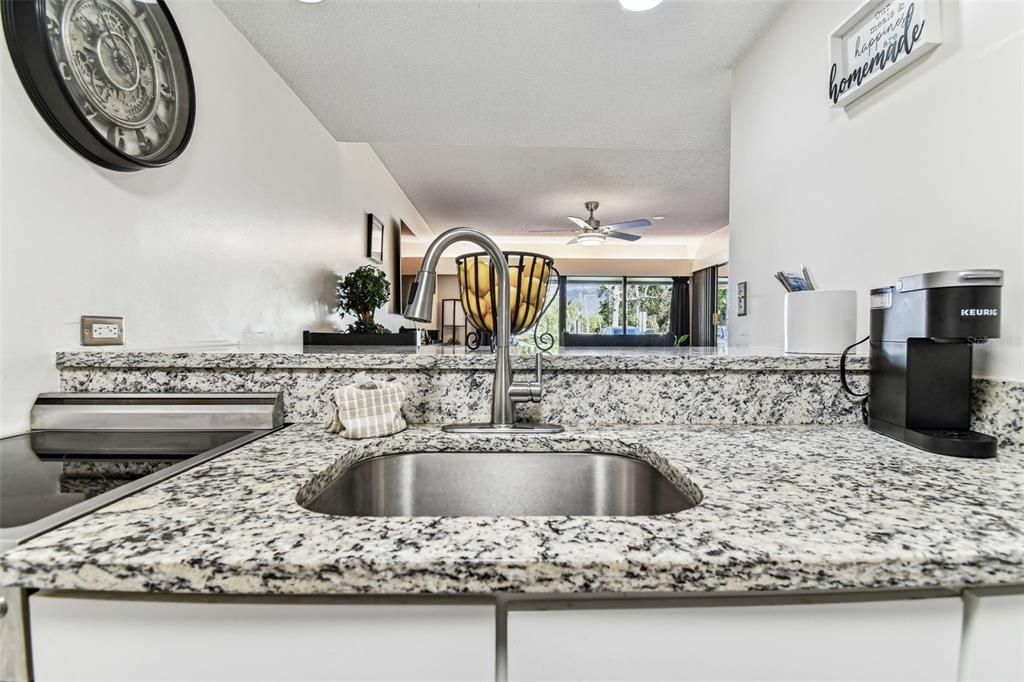 For Sale: $215,000 (1 beds, 1 baths, 610 Square Feet)