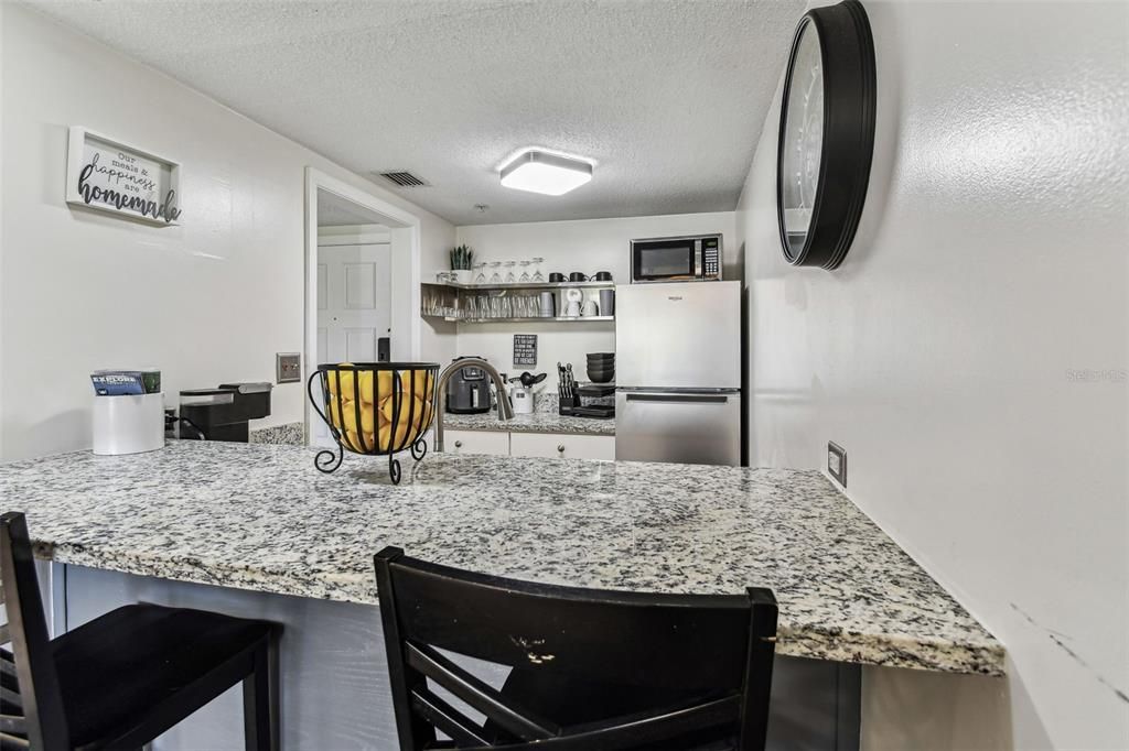 For Sale: $215,000 (1 beds, 1 baths, 610 Square Feet)