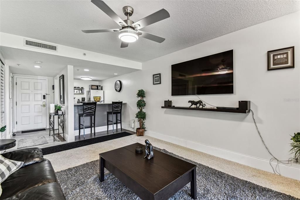 For Sale: $215,000 (1 beds, 1 baths, 610 Square Feet)